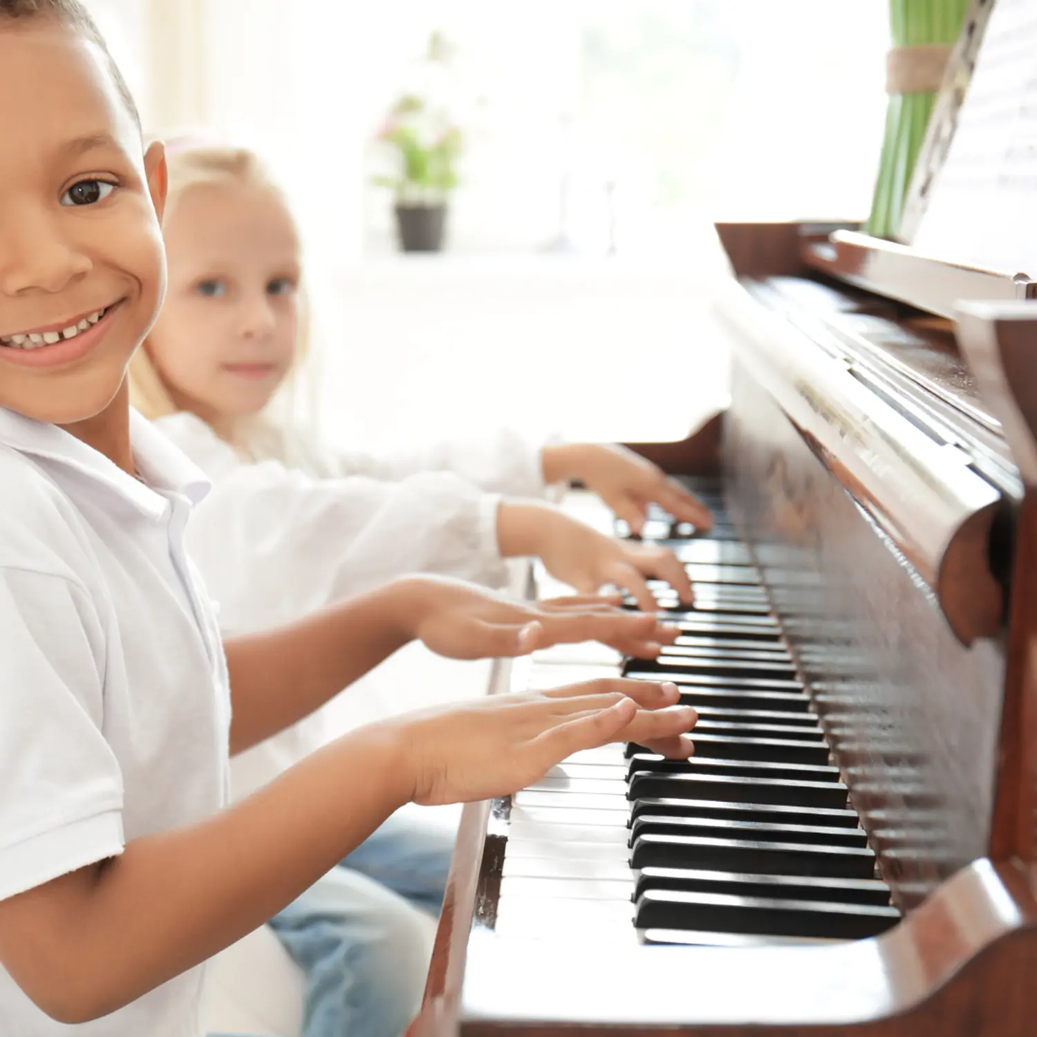 Kinder spielen Klavier