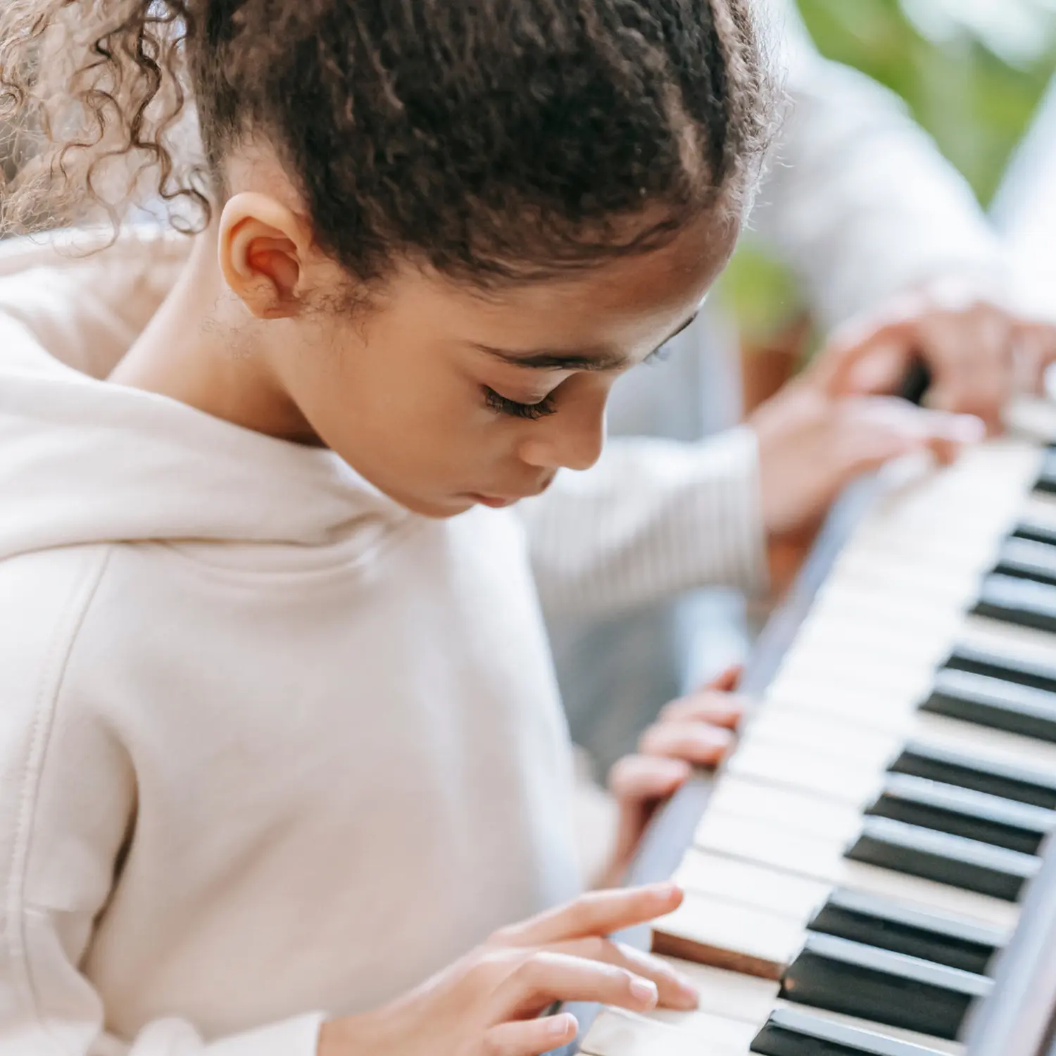 Kinder spielen Klavier