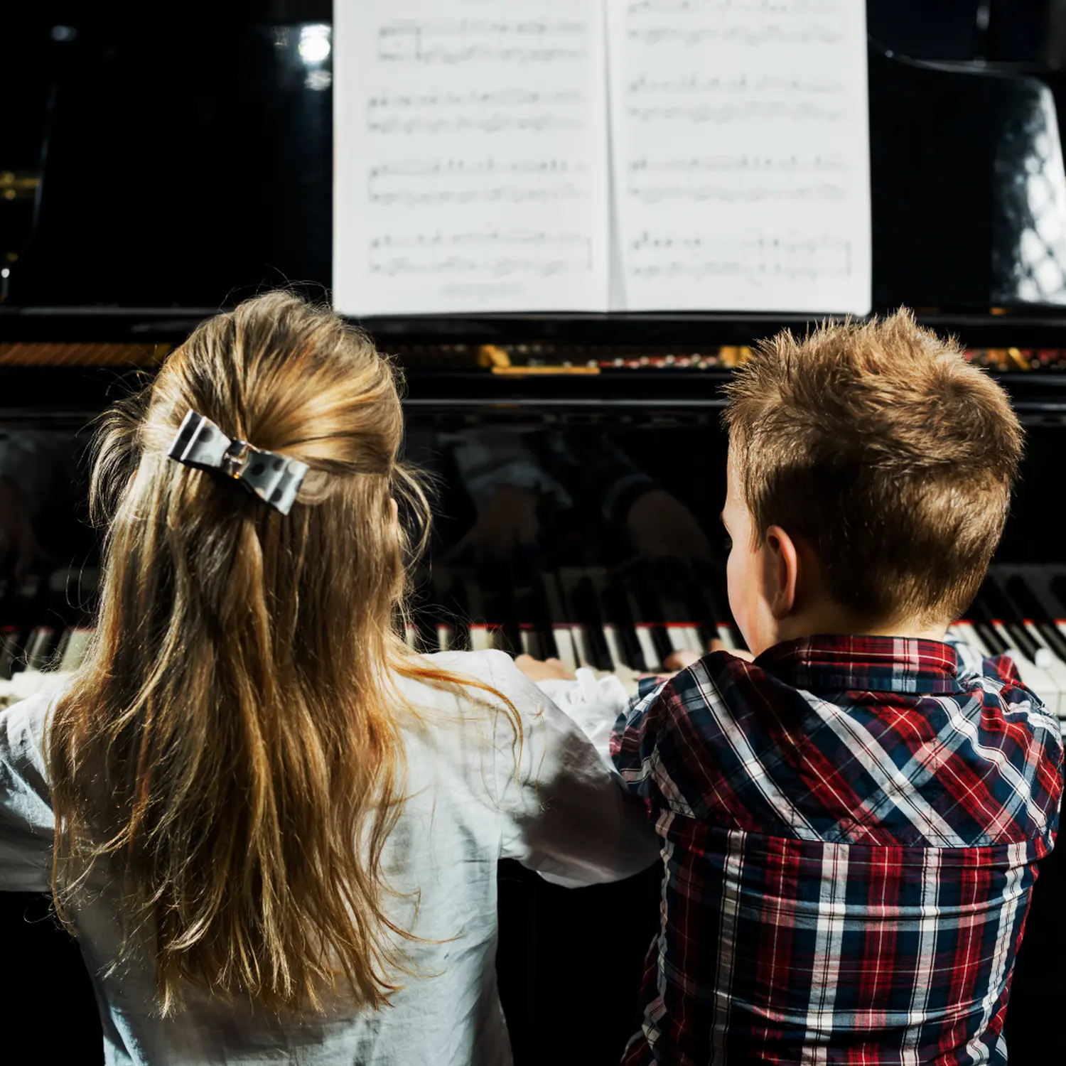 Kinder spielen Klavier