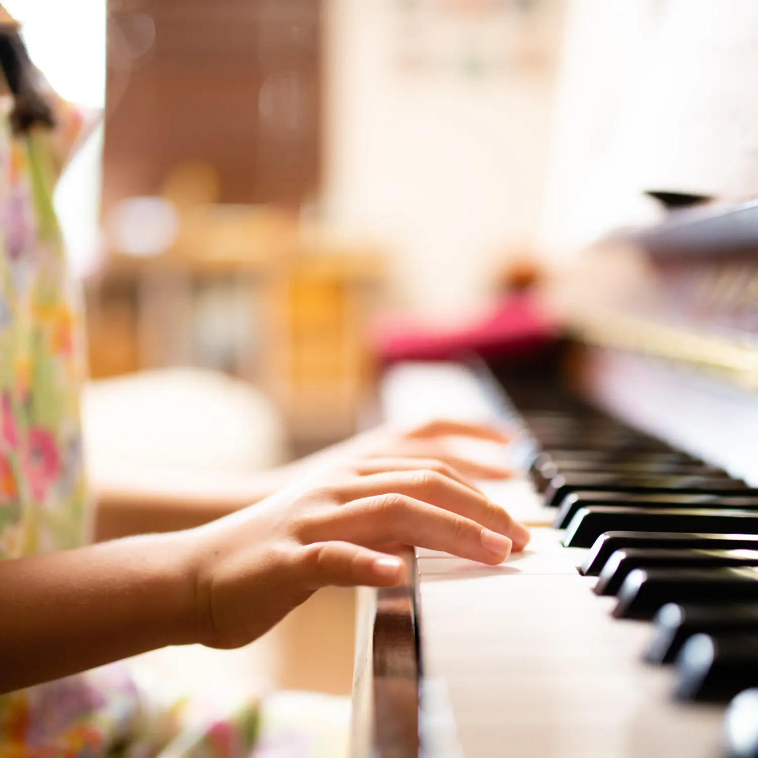 Kinder spielen Klavier