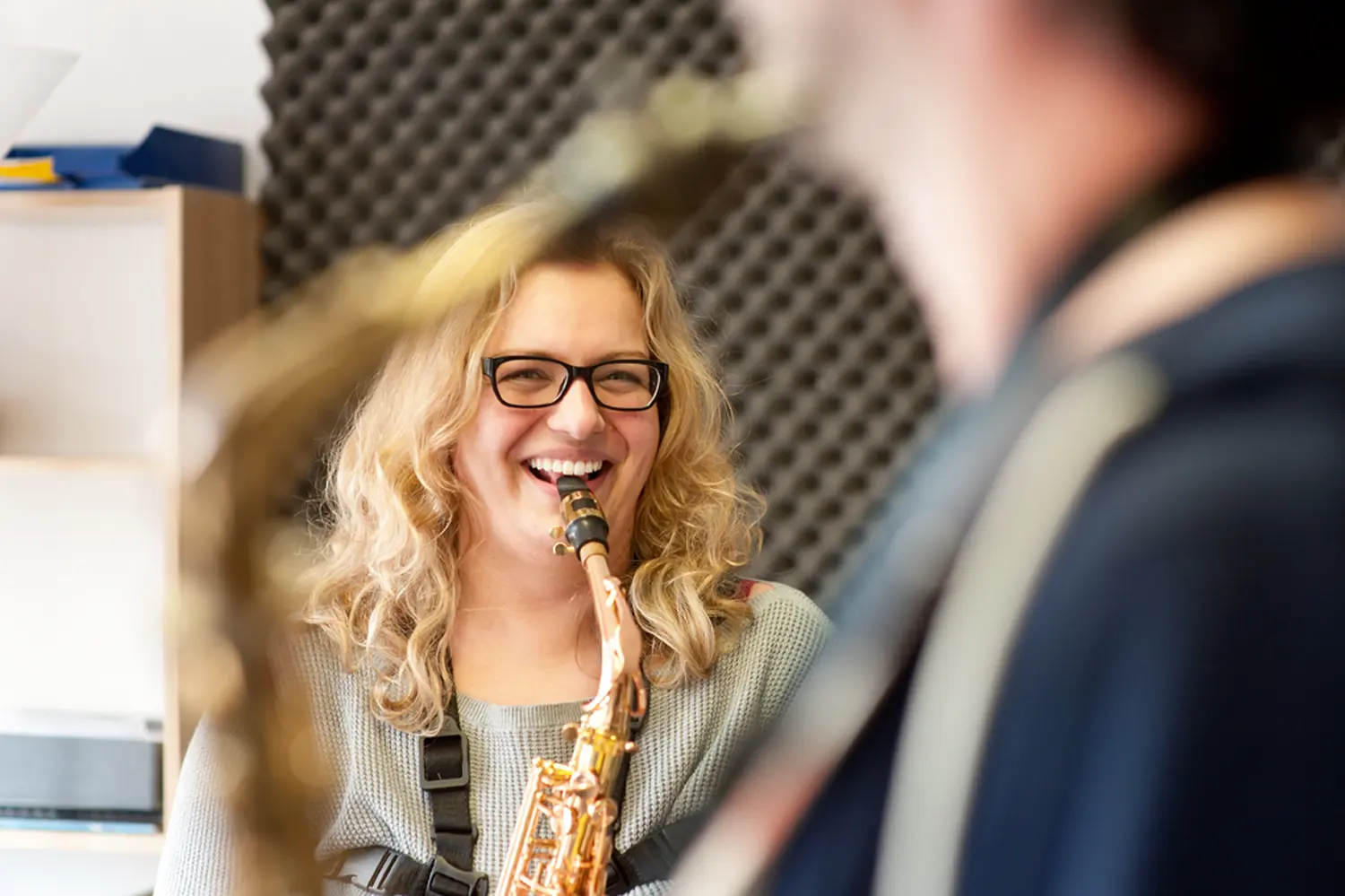 Frauen spielen Saxophon