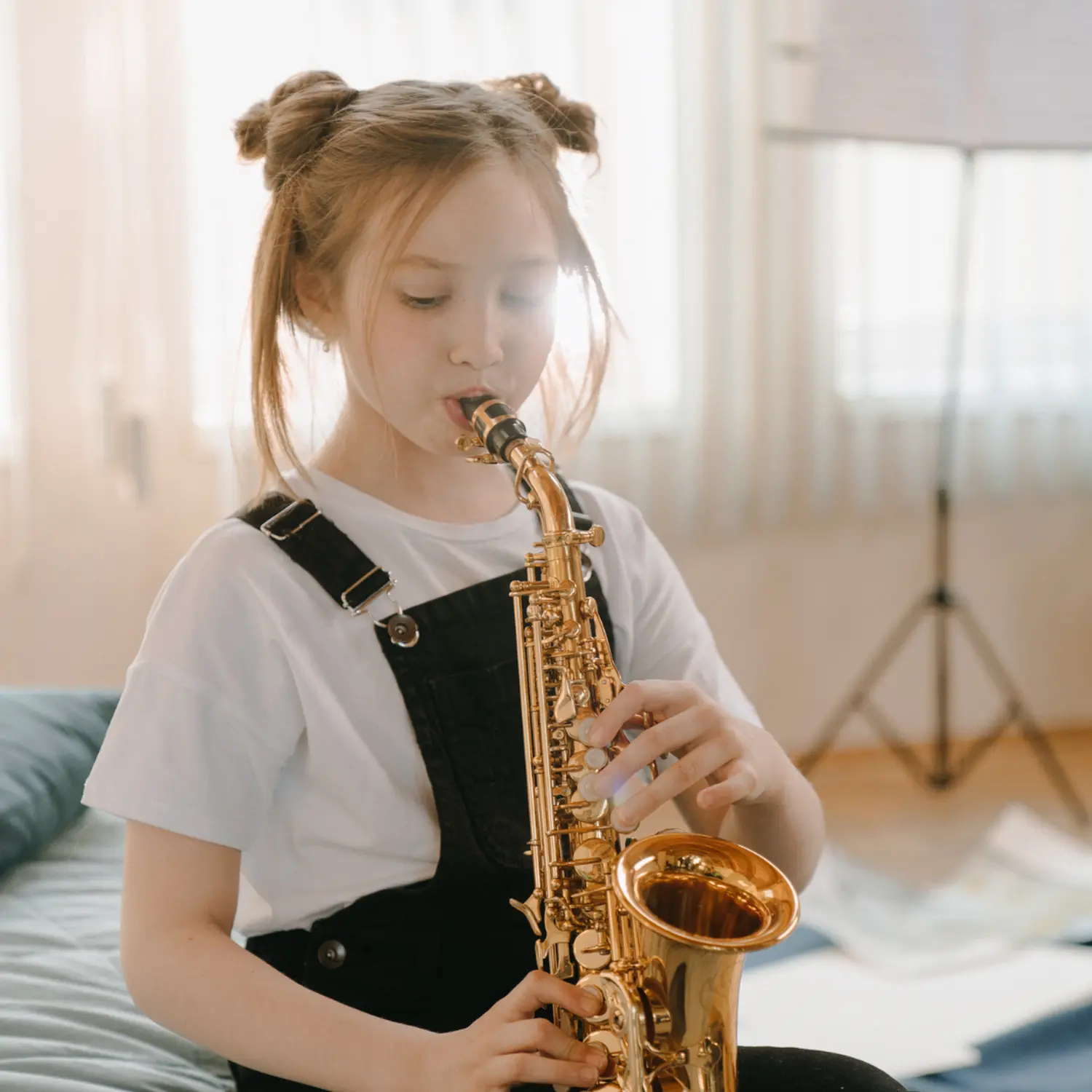 Mädchen spielt Saxophon