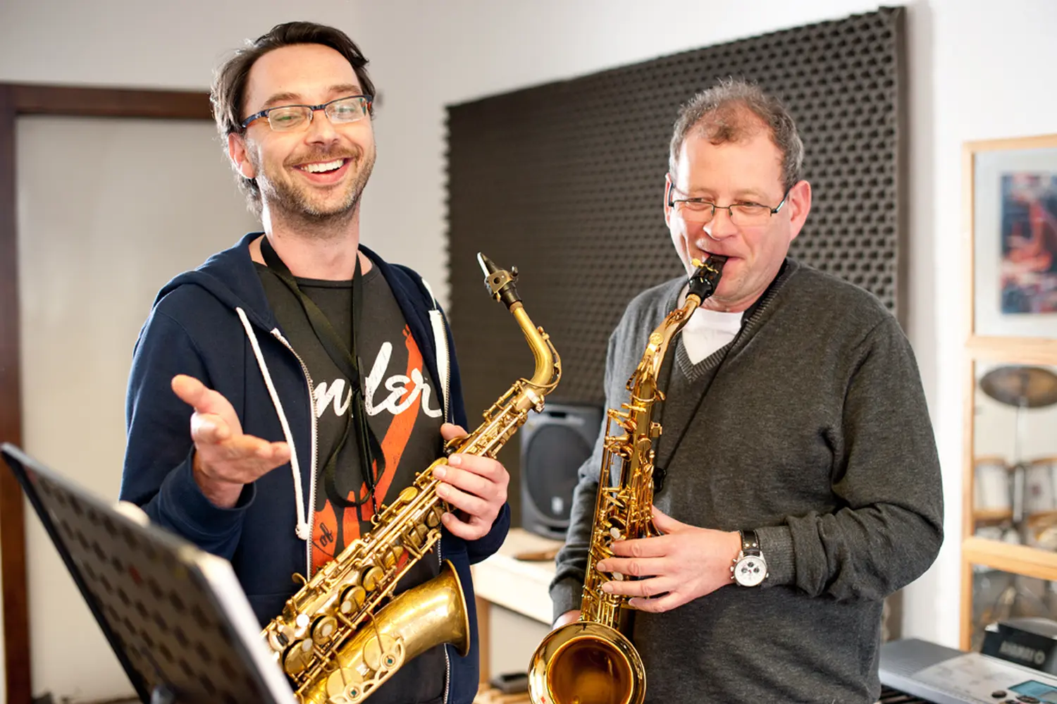 Männer spielen Saxophon